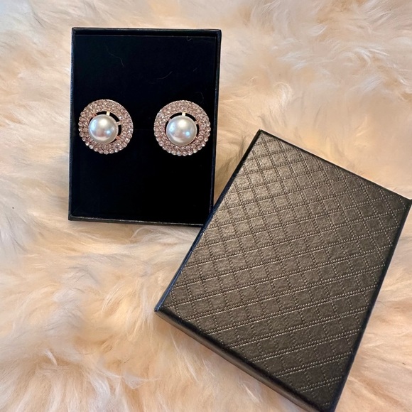 NWT faux Pearl and rhinestone clip on earrings - Picture 6 of 6